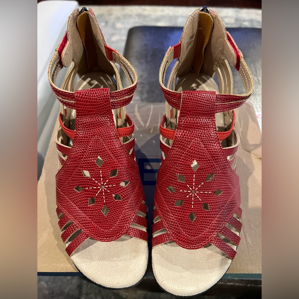 JBU - NEW IN BOX - 8Wide - Red Lizard - Strappy Sandals - Velcro closer & Zipper